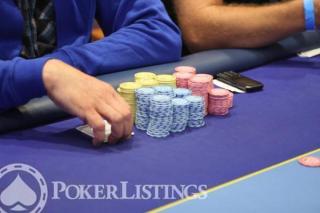 Omaha poker set up chips